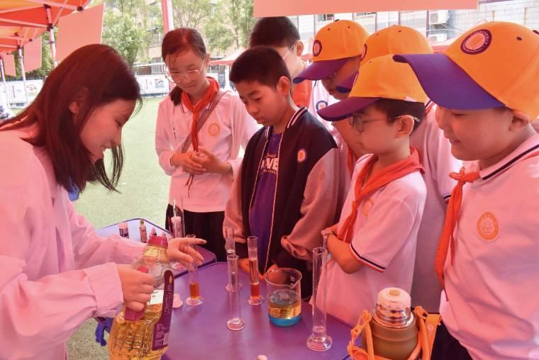 ���W(xu��)�����W(xu��)Ժ����ʡ��i���ա�����Ƅ�(chu��ng)־Ը����(w��)�F(tu��n)�_չ���������W(xu��)���Ƽ��ƏV��ϵ�л��