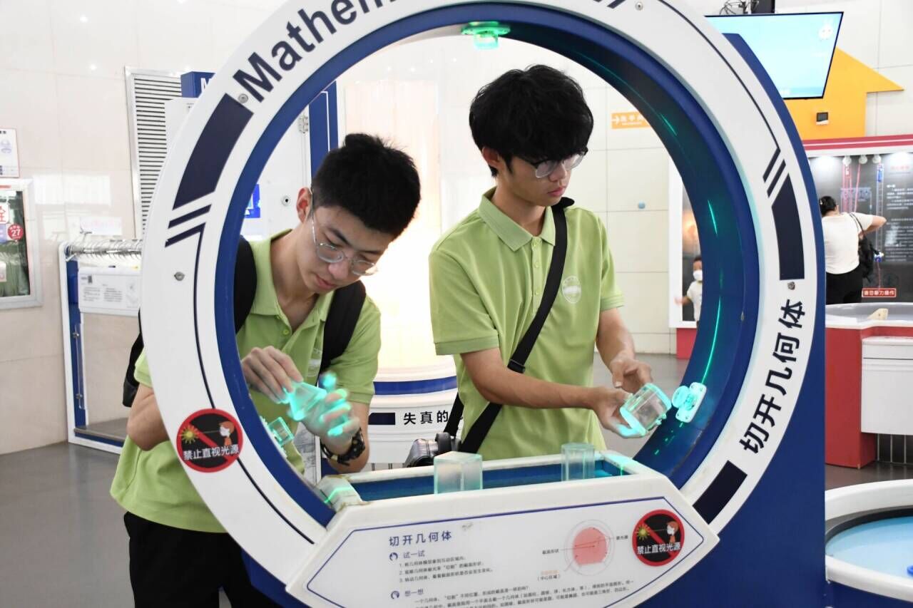 �Ϸʹ��I(y��)��W���Z���T���������s��"н������־Ը���v�F���Ϸ��пƼ��^�_չ���`�{(di��o)�л��