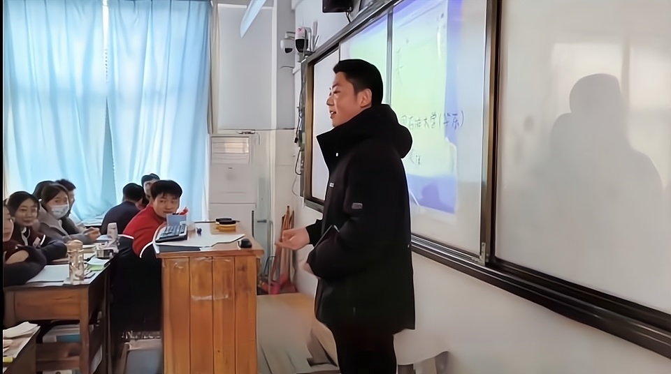 ���Ї�ʯ�ʹ�W(xu��)���A�|���Y�����v�(du��)������һ���_չ�Y�����v�������W(xu��)��������