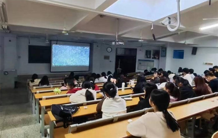 �ĳǴ�W(xu��)��ý���g(sh��)�W(xu��)Ժ�e�k���������֮�� �`�����E֮�����^Ӱ���