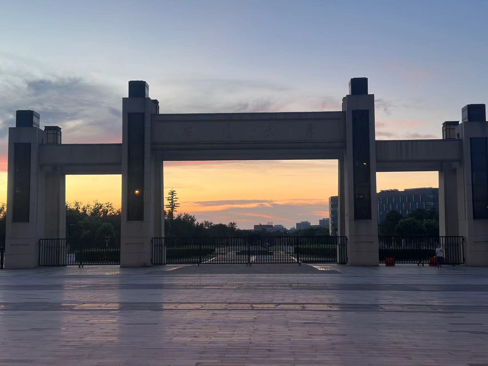 �۽��¹��ưl(f��)չ�����B(y��ng)�r���˲š����¹��ưl(f��)չ���䄓(chu��ng)�����˲����B(y��ng)�F(xi��n)���{(di��o)��