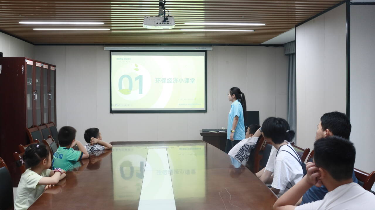 ���ഺ���������r��У�繲���Gɫ����������Ժ�ѹ�Ӣ־Ը��������M��ɺ���^(q��)�_չ���ڡ������l(xi��ng)���h(hu��n)�����`���